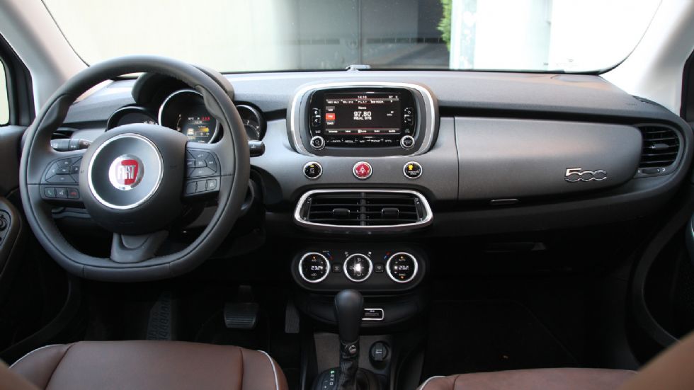 Το εσωτερικό του Fiat 500Χ 2,0 Mjet 4x4 της δοκιμής είναι γνώριμο από τις υπόλοιπες εκδόσεις που έχουμε δοκιμάσει. Εμφανώς επηρεασμένο από το στιλ του 500 ο trendy του σχεδιασμός σε κερδίζει με μιας. 